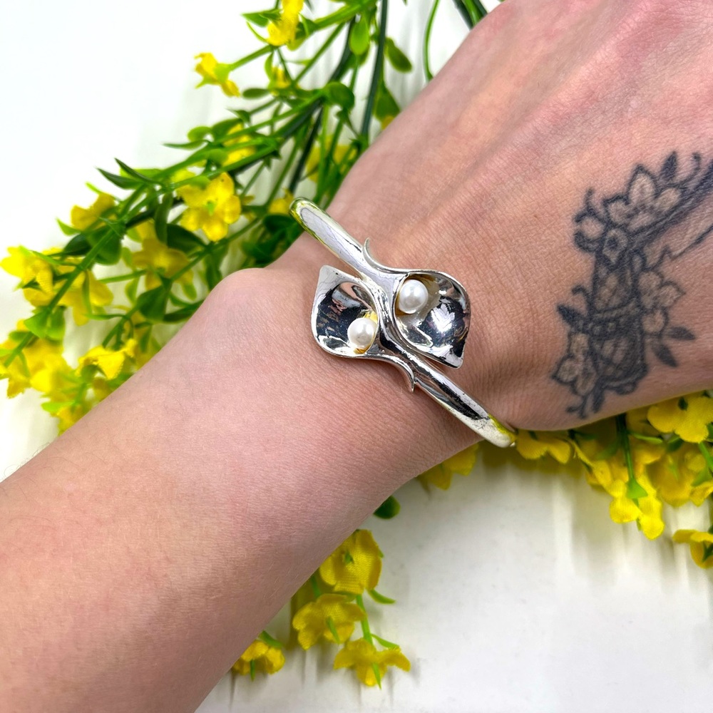 Avon Signed Vintage Silver Plated Flower Bangle